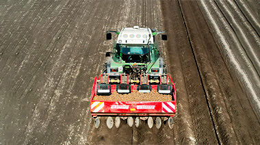 El NX510 SE es una dirección automática que se adapta fácilmente a muchos tipos de tractores agrícolas nuevos y antiguos y otros vehículos.