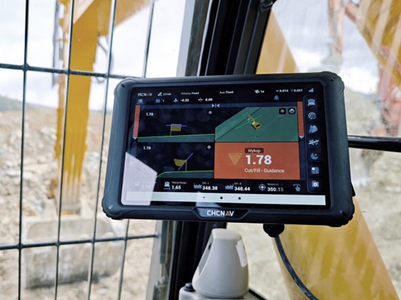 道路建設現場におけるGPSマシンコントロールシステム付き掘削機