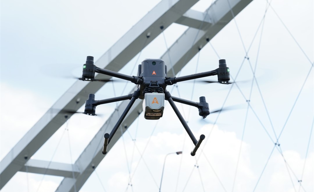 UAV X500 a realizar um levantamento de pontes com LiDAR aéreo