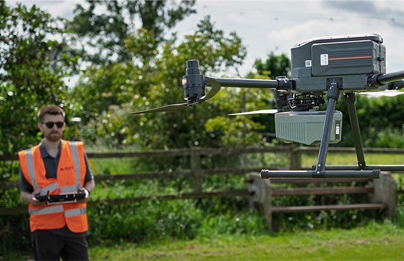 UAV X500 und Alpha Air 10 bei der Luftvermessung in einem ländlichen Gebiet