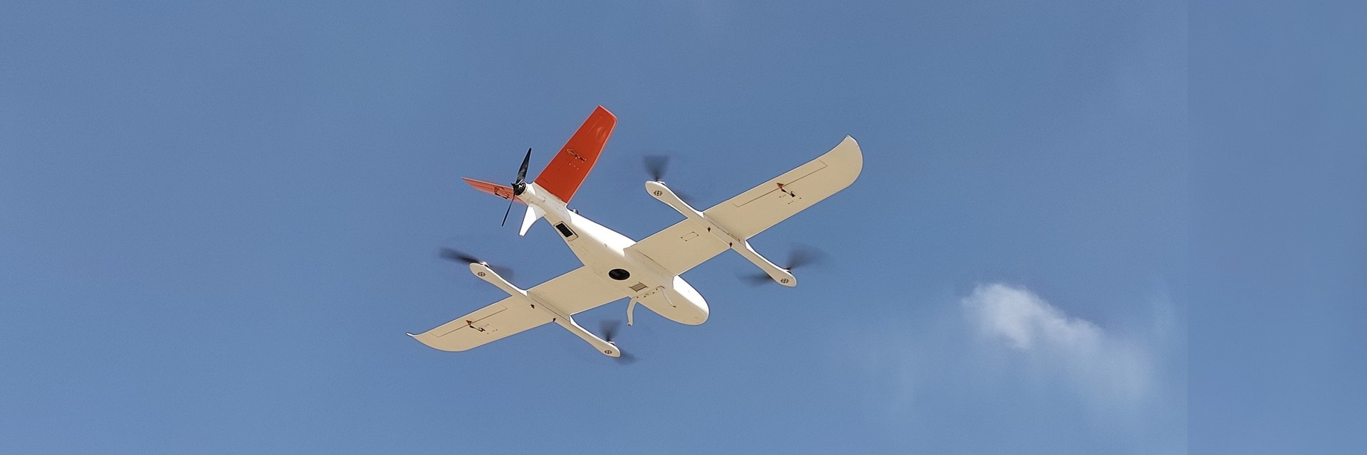 Drone VTOL de longa duração no céu para a missão de levantamento e cartografia