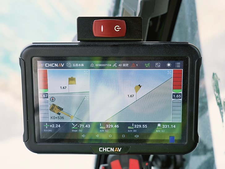 Excavateur travaillant à la construction d'une route avec l'aide du positionnement RTK.