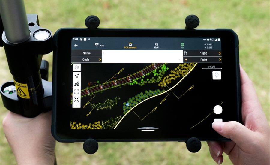 Felddatenerfassung mit der Vermessungssoftware LandStar auf einem CHCNAV LT800 Datencontroller bei Vermessungsarbeiten vor Ort.