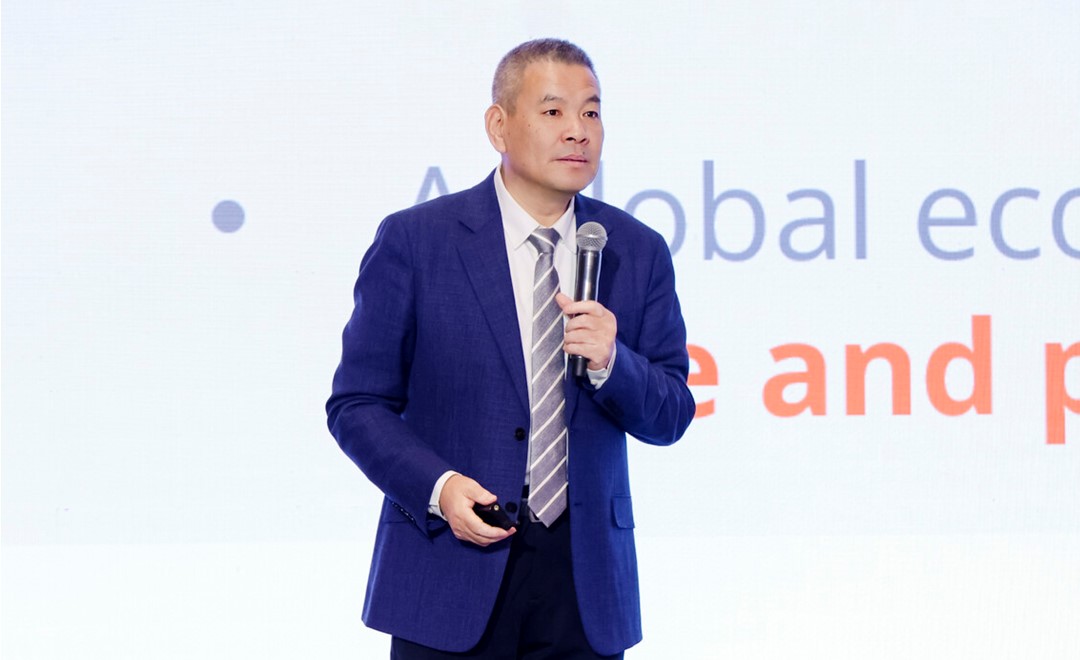 George Zhao a apresentar a estratégia de tecnologia geoespacial da CHC Navigation