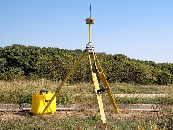 Estación base GNSS iBase sobre el terreno