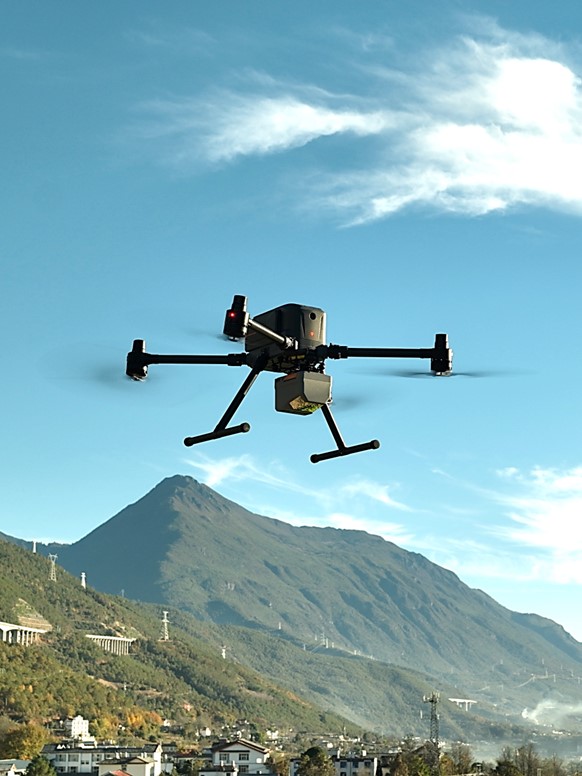 AlphaAir 6 montado no UAV X500 durante uma missão de cartografia urbana