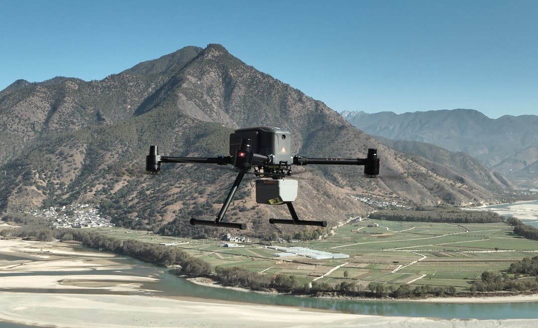 x500 uav with alphaair 6 lidar performing airborne survey (en anglais)