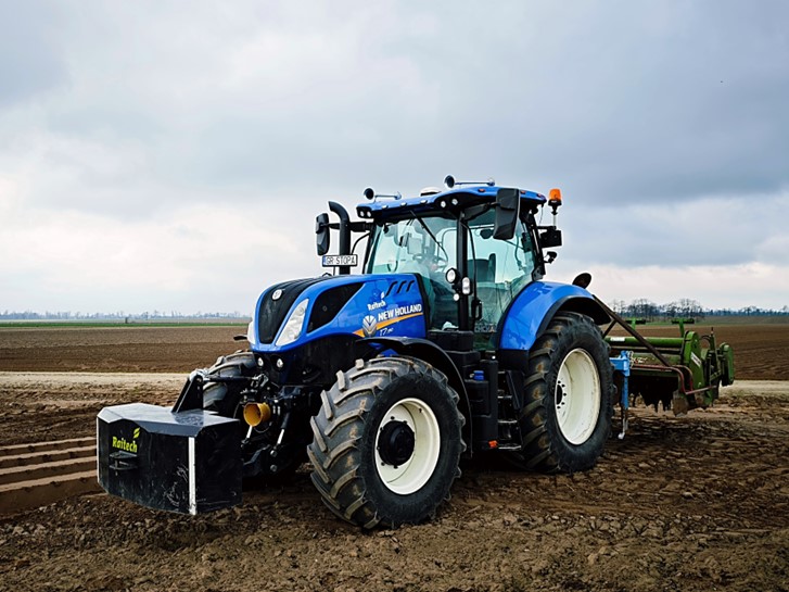 Ecrã de auto-direção CHCNAV no interior da cabina de um trator.