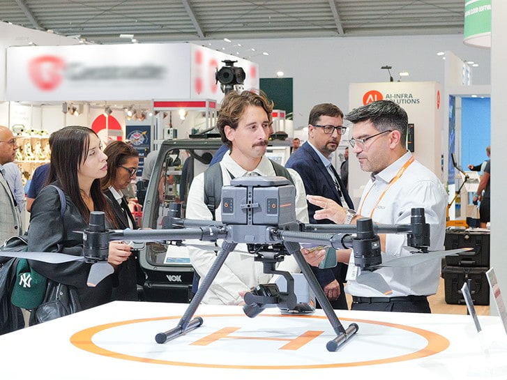 Visitantes que examinan el USV CHCNAV APACHE 4 PRO en INTERGEO 2026