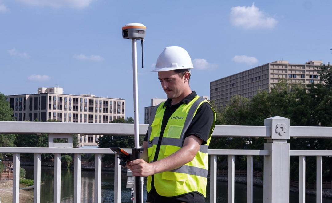 Vermesser bei der Verwendung des i85 GNSS-Empfängers bei der Stadtvermessung