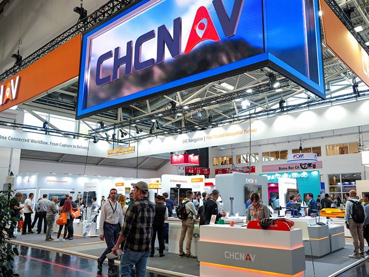 Stand de CHCNAV en el que se presentan soluciones geoespaciales en INTERGEO 2026