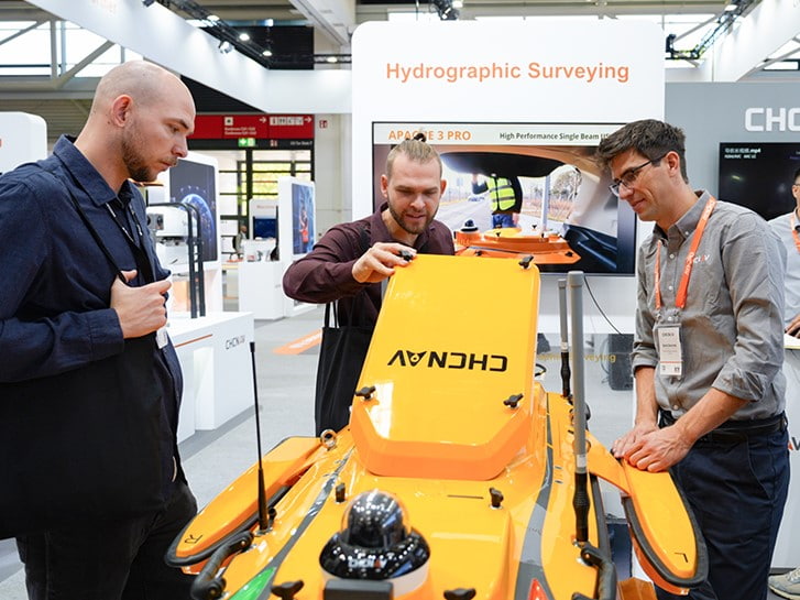 Visitantes que examinan el USV CHCNAV APACHE 4 PRO en INTERGEO 2026