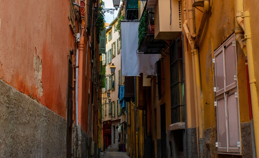 Un récepteur GNSS standard ne peut pas atteindre la précision souhaitée dans un tel environnement