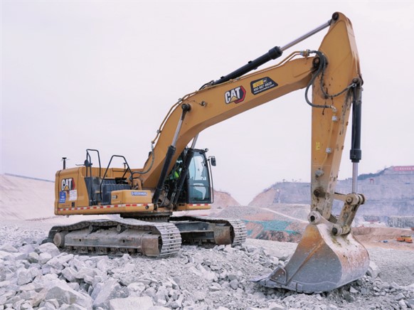 道路建設現場におけるGPSマシンコントロールシステム付き掘削機