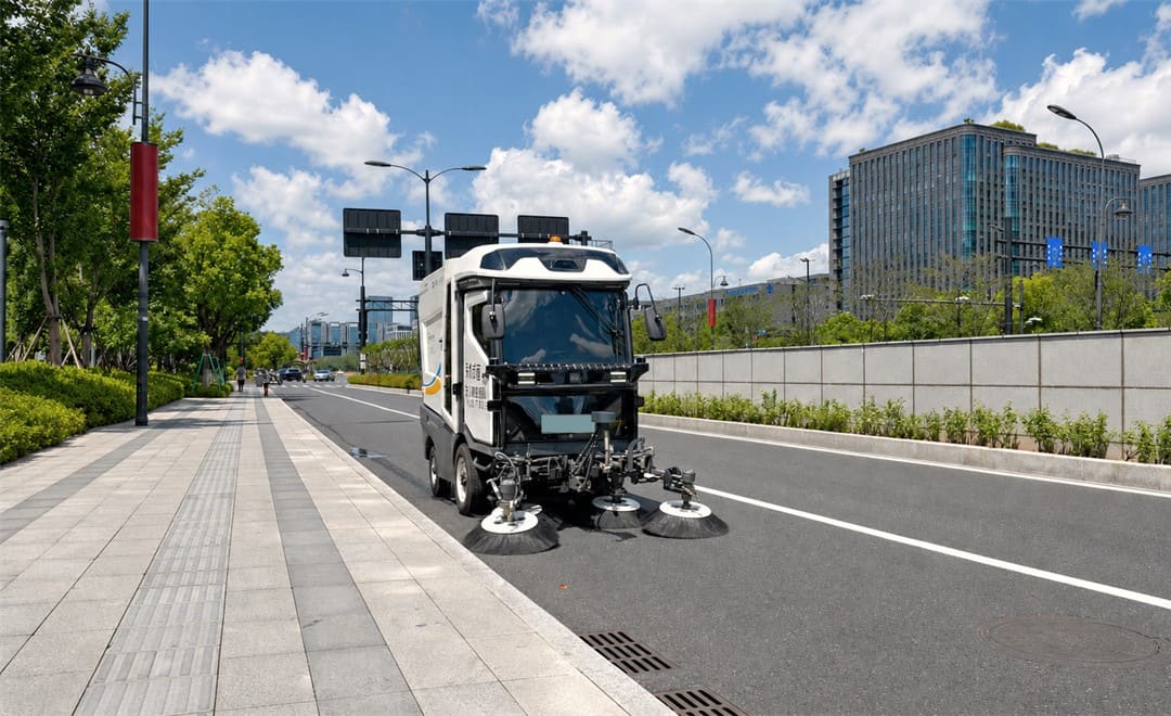 Autonomous sweeping robot with CHCNAV CGI-230 GNSS/INS