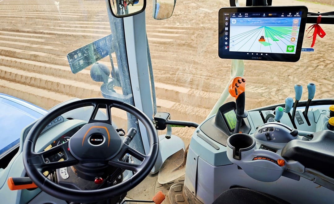 El sistema de dirección automática NX612 permite realizar labores agrícolas precisas y eficientes.