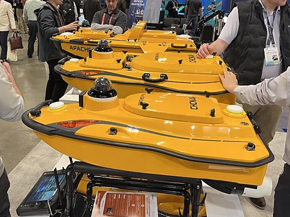 CHCNAV Ingenieur für technische Unterstützung mit Apache 6 USV auf der GeoWeek 2026