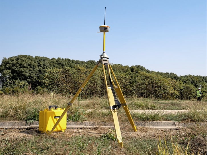 Installation d'une station de base ibase gnss pour l'arpentage et la cartographie