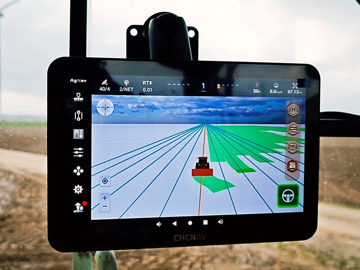 L'écran NX610 est utilisé pour le guidage des tracteurs dans l'agriculture de précision.