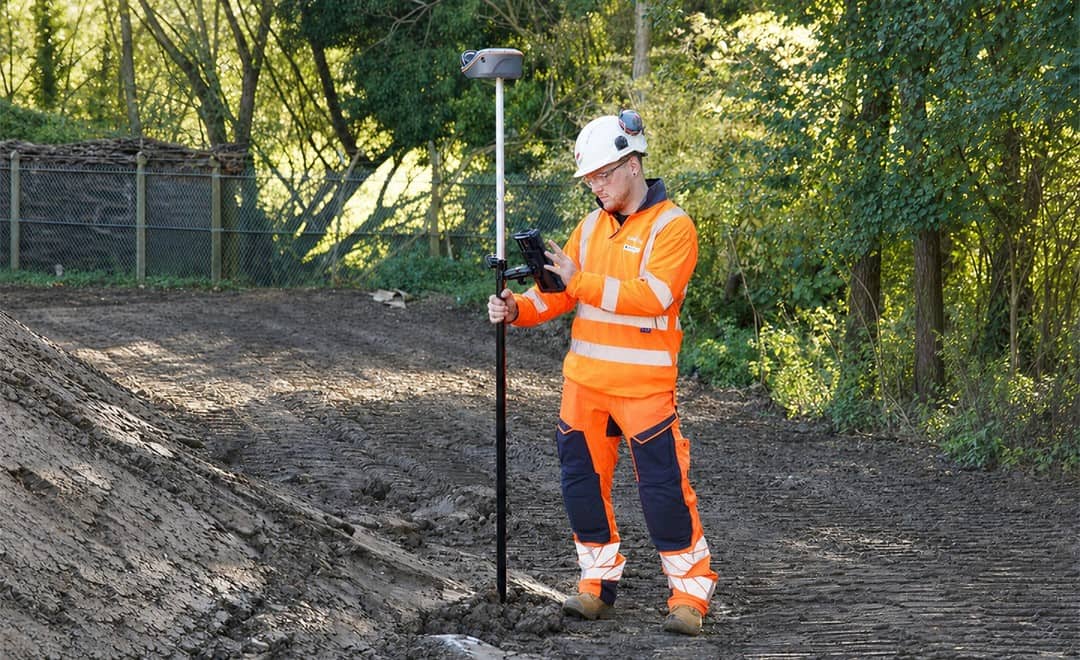 Receptor GNSS RTK Vili i100 utilizado em levantamentos topográficos para a construção civil