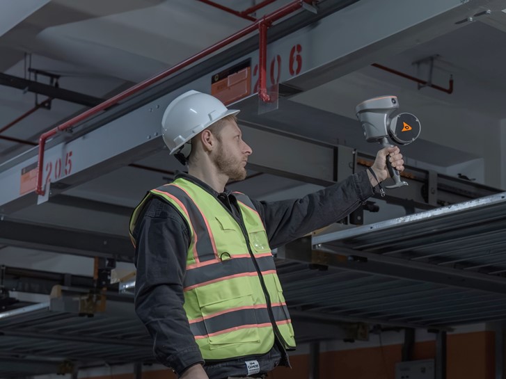 Técnico topógrafo de aparcamientos subterráneos con CHCNAV RS10