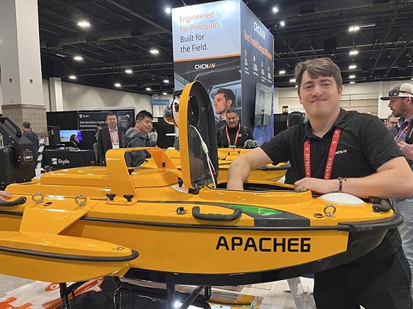 CHCNAV Ingenieur für technische Unterstützung mit Apache 6 USV auf der GeoWeek 2026