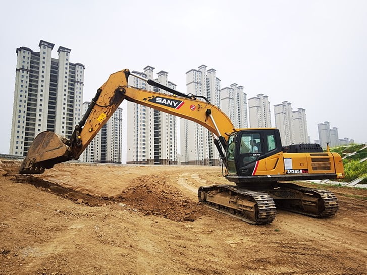 Excavateur travaillant à la construction d'une route avec l'aide du positionnement RTK.